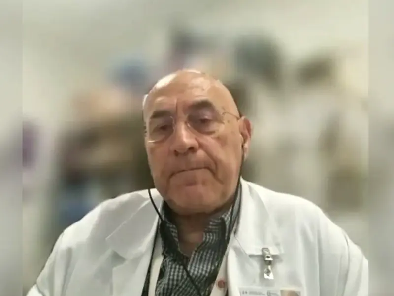 How can therapeutic drug monitoring and premedication be applied in clinical practice to optimize pegaspargase treatment in patients with ALL?